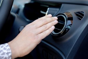 Mantén la temperatura ideal durante todo el año Las ventajas de tener un aire acondicionado en tu carro en todas las estaciones